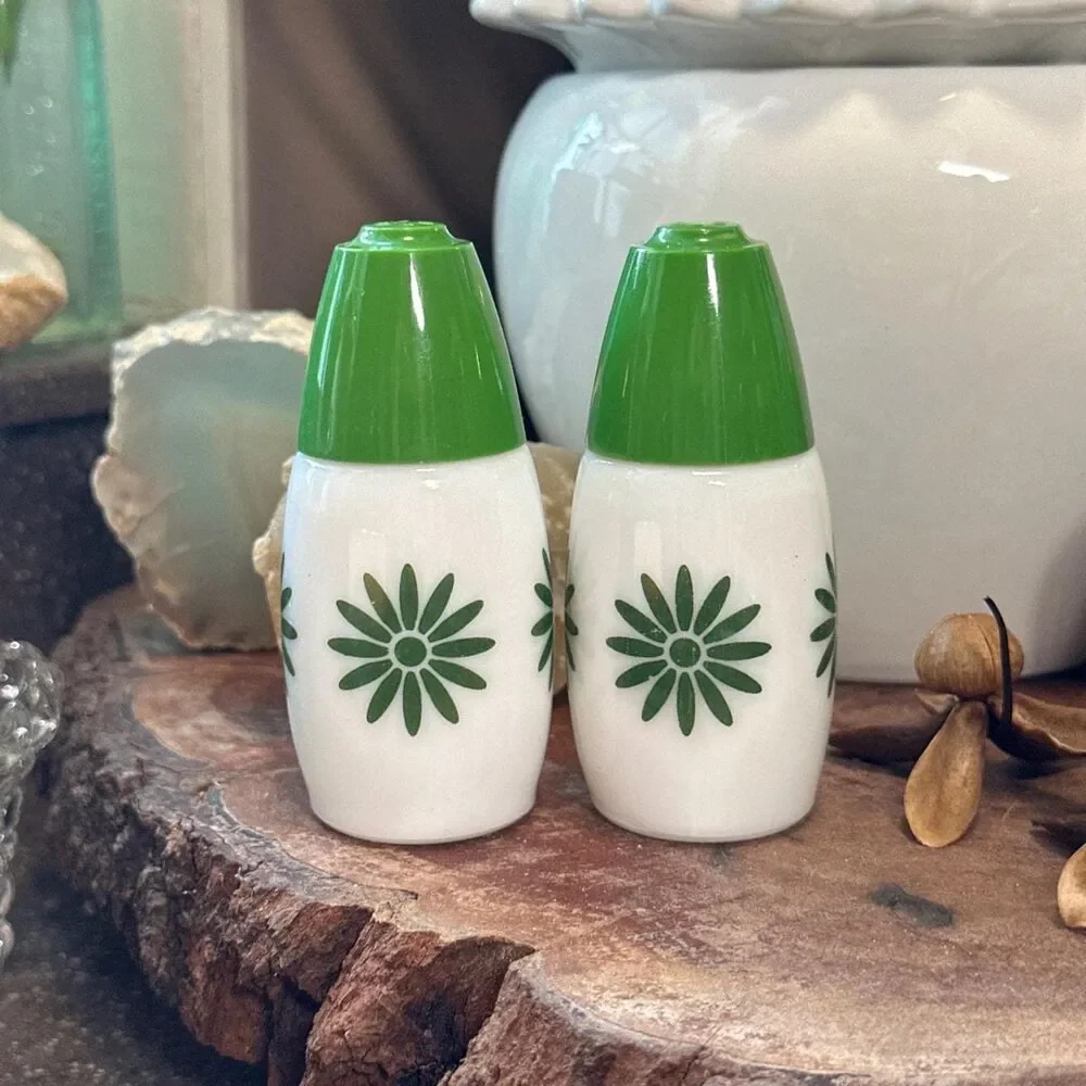 Vintage Daisy Salt & Pepper Shakers – Avocado Green Ceramic Kitchen Decor (3.5 I